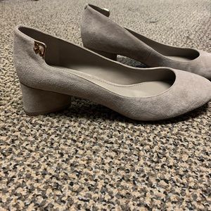 Tory Burch lie pump heel.
